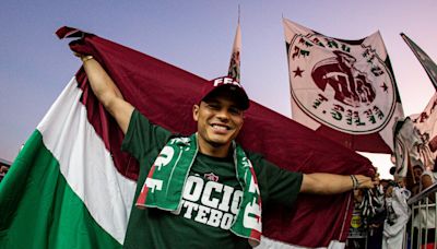 Thiago Silva chega ao Rio e é recebido com festa por torcedores do Fluminense | Fluminense | O Dia