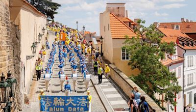 旅遊名城的獨特風景：法輪功布拉格遊行 遊客驚艷