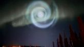 Una extraña espiral azul con la forma de una galaxia apareció en el cielo de Alaska