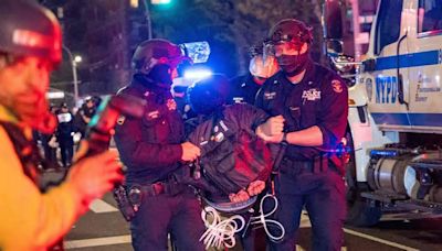 La Policía desaloja el edificio ocupado en la Universidad de Columbia y detiene a los estudiantes