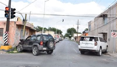 Reportan fuerte accidente vial en la Colonia Guerrero; solo hubo daños materiales