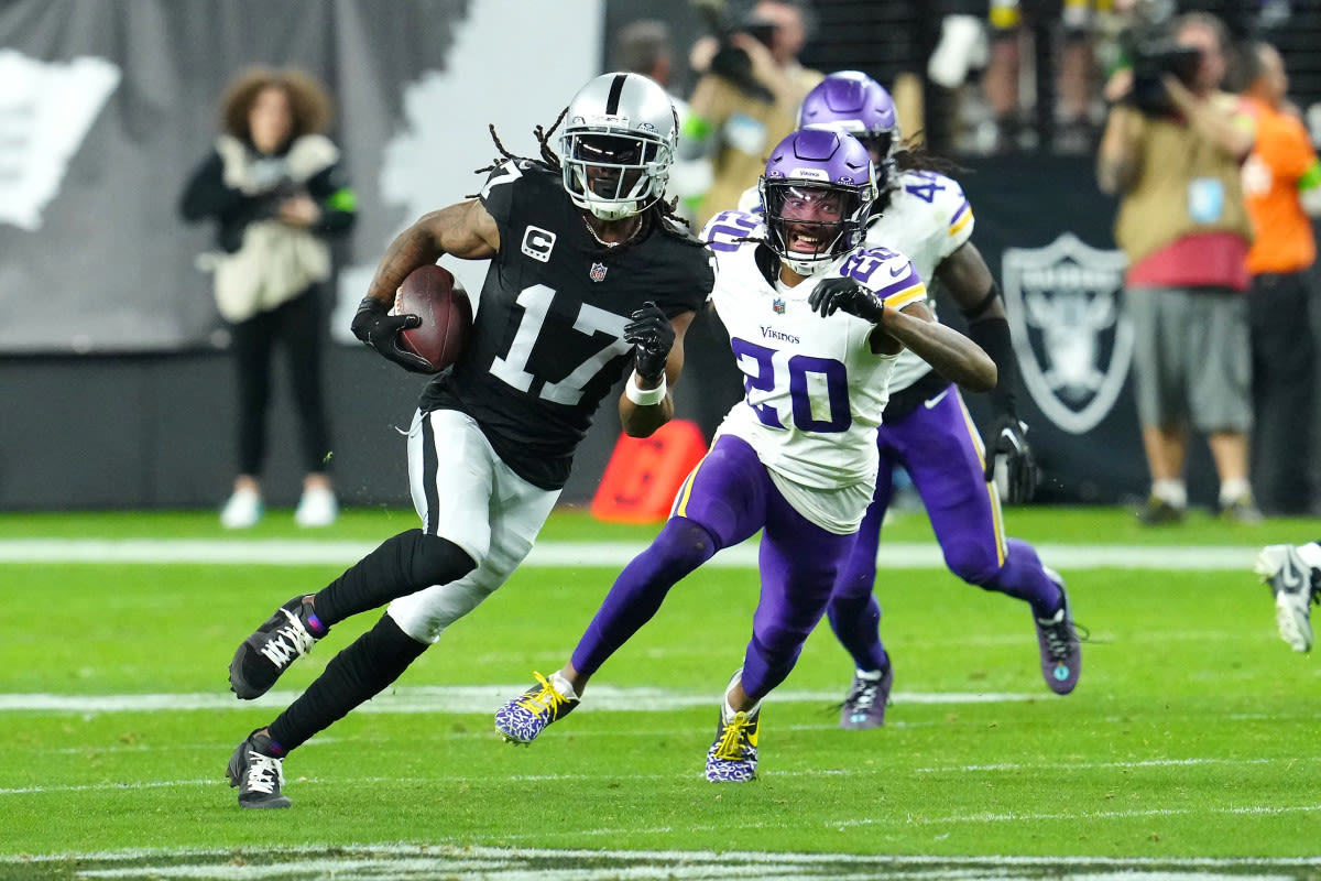 NFL Insider Predicts Raiders Will Trade Davante Adams to NFC East Ahead of Deadline