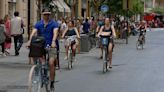 Sabotean las bicis de alquiler de València con chinchetas y pegatinas de 'tourist go home'