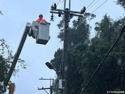 凱米肆虐台南造成停電 台電台南區處冒風雨深入山區全力搶修