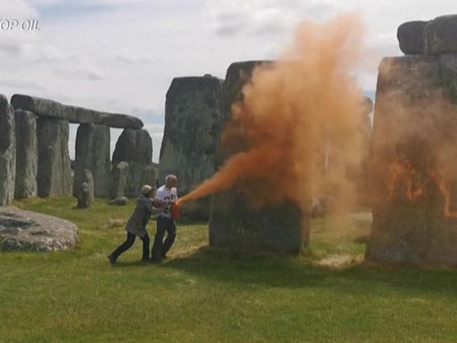 Inglaterra: Activistas detenidos por rociar con pintura el sitio prehistórico británico de Stonehenge