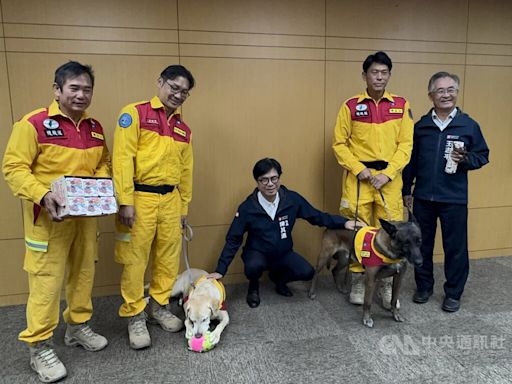 肯定高雄搜救犬亮眼表現 陳其邁加菜、贈小玩具