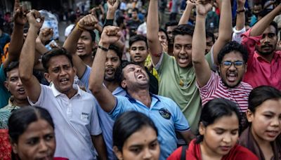 India blocks Bangladeshis fleeing chaotic regime change