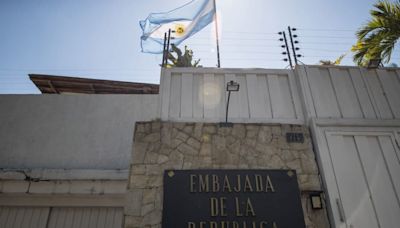 Venezuela revoca autorización a Brasil para representar a la embajada argentina en el país mientras afuera de la sede se reúnen fuerzas policiales - La Tercera