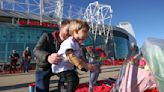 Miles de personas rinden tributo a Bobby Charlton en las afueras de Old Trafford