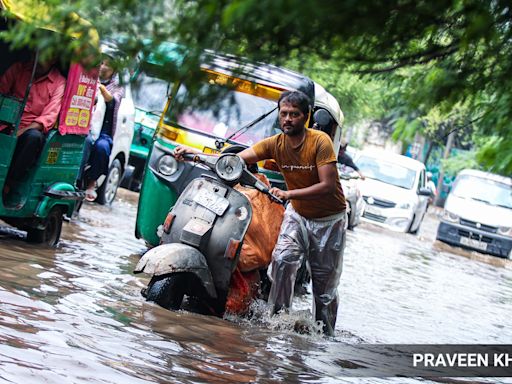 Delhi News Live Updates: IMD predicts light rain and thunderstorm, yellow alert issued for tomorrow