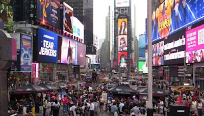 bb.q Chicken Celebrates Korean Tourism and National Chicken Wing Day at Times Square Event