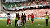 Hinchas marroquíes agreden a los futbolistas argentinos en el polémico debut del fútbol en los JJOO - La Tercera