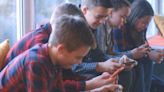 La UNESCO pide a las escuelas de todo el mundo que prohíban los smartphones en las aulas