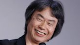 Miyamoto y los actores de Super Mario Bros. La Película cantan el tema del fontanero