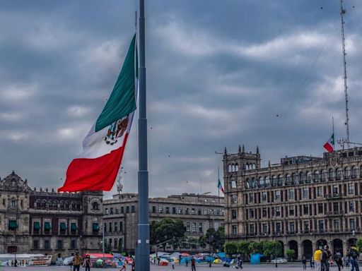 AMLO garantiza que Bandera del Zócalo estará izada el próximo domingo durante marcha de “Marea Rosa” | El Universal