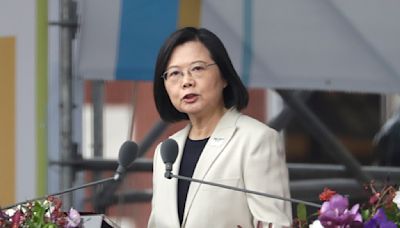 Taiwan's Tsai welcomes retired US admiral for China talks