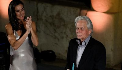 El momento fan de la reina Letizia con Michael Douglas: confidencias y muchas risas en el Atlàntida Film Fest