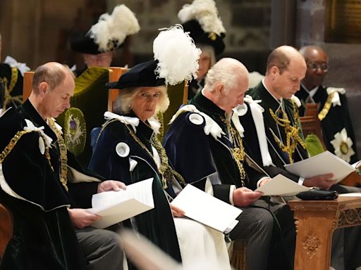 Rei Charles III posa orgulhoso com príncipe William e rainha Camilla em nova foto oficial; veja