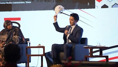 蔣萬安東京演講「掏出防災背心頭盔」 分享北市防災經驗！小池百合子點讚
