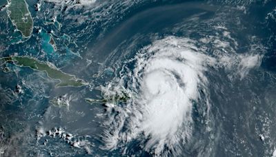 Ernesto se convierte en huracán y su paso provoca cortes de luz en casi medio Puerto Rico