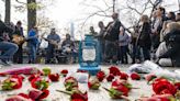 Fans celebran a Lennon el día de su muerte con flores, manzanas y música en Central Park