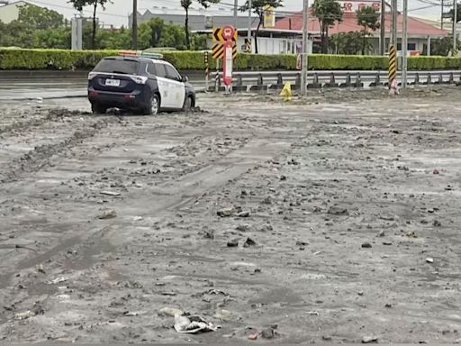 風雨狀況多！嘉義山區落石險砸車 屏東巡邏車卡泥濘