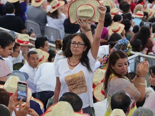 La cineasta Ángeles Cruz protestó en la inauguración de la Guelaguetza por ola de violencia en Oaxaca; agreden a fotoperiodista