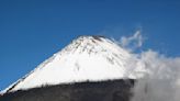 Equateur: un volcan tonne, un nuage de cendres s'abat sur plusieurs localités