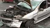 Fuerte accidente: volcó con su auto en plena General Paz, provocó un choque y quedó herida