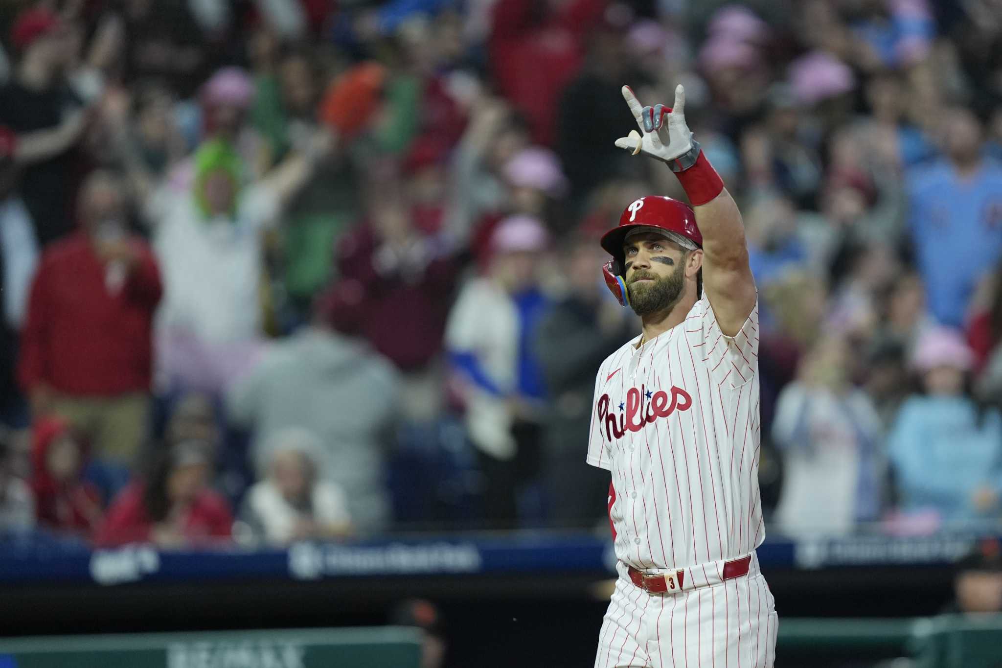 Harper homers and Bohm extends his hitting streak as the streaking Phillies beat the Giants 5-4