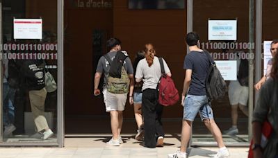 Educació eximix 5.000 estudiants de pagar les taxes universitàries