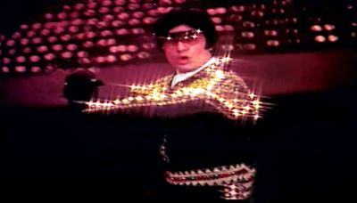 Amitabh Bachchan recalls getting electric shock from his jacket in Sara Zamana song