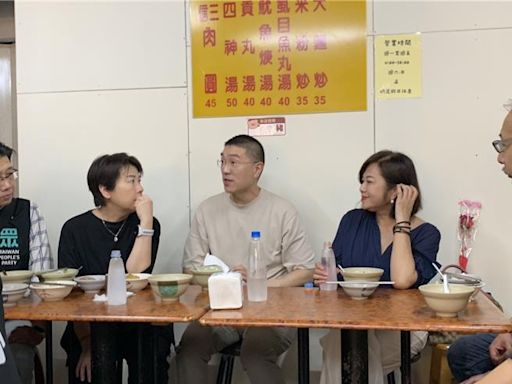 與黃珊珊同框吃肉圓 謝國樑不否認將請柯文哲相挺 - 政治