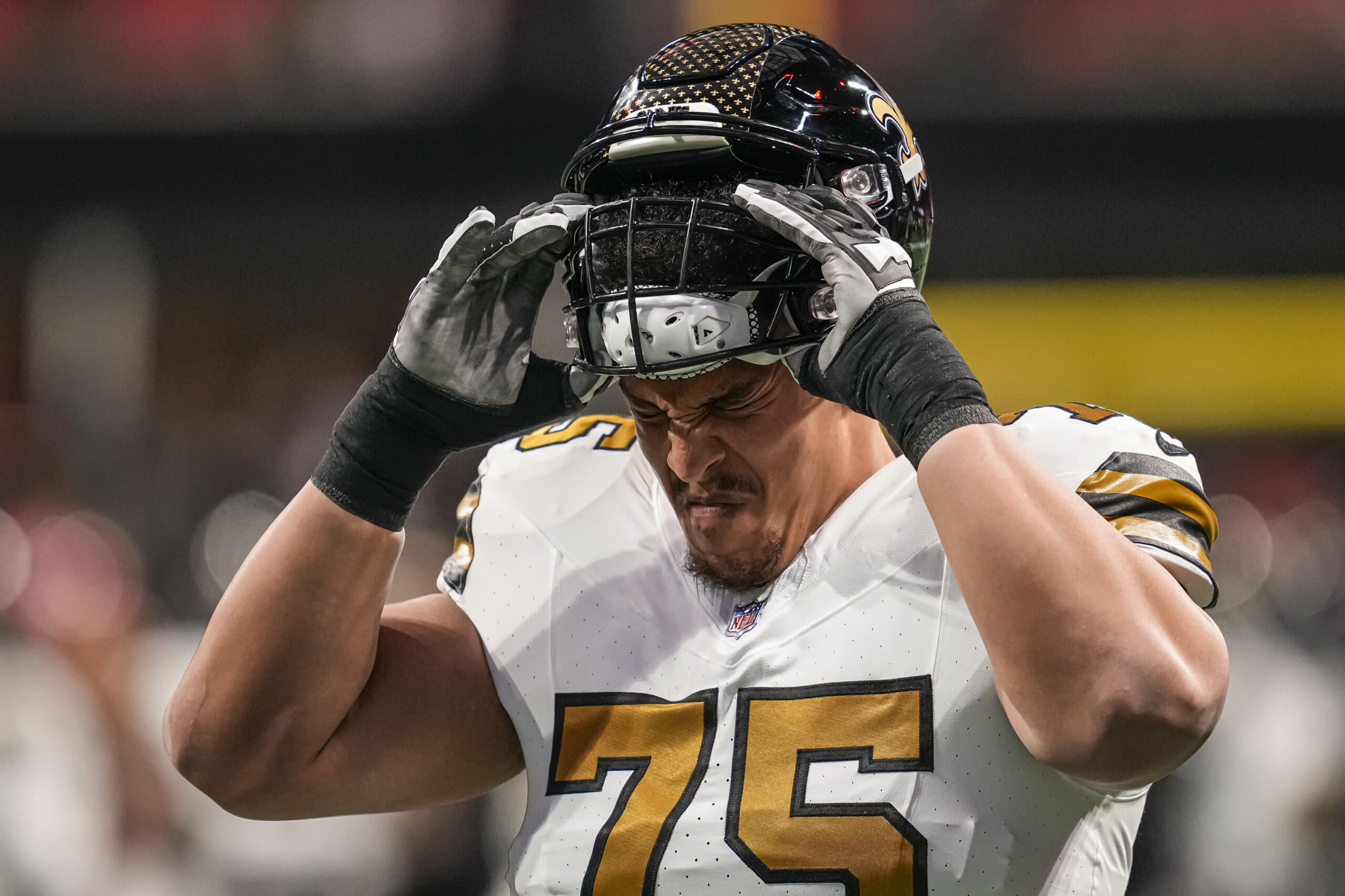 Raiders signing longtime Saints offensive lineman Andrus Peat