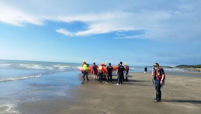 桃園3高中生竹北新月沙灘戲水 1生遭浪沖走搜救中