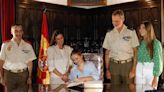 El momento de la princesa Leonor firmando el libro de honor de la Academia Militar de Zaragoza
