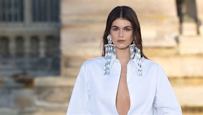 Le ballerine in vernice di Kaia Gerber per la moda Primavera 2024