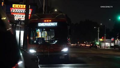 Buscan a mujer que escupió y golpeó a chofer de bus de Metro en el sur de Los Ángeles