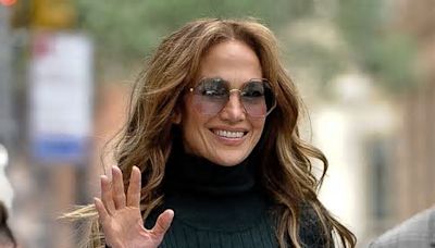 Jennifer Lopez, una di noi! Anche la sua pancia si rilassa…