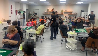 棋牌社變賭場！22歲美眉約叔叔阿姨來打牌 37人全進警局