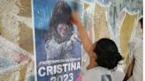 “¡Proscripta un carajo!”: aparecieron carteles con una foto de la vicepresidenta y la frase “Cristina 2023″