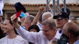 El principal rival de Nicolás Maduro sale al ruedo y encabeza un acto masivo en Venezuela