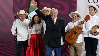 ¿Qué dice la canción con la que despidieron a AMLO en su última mañanera?