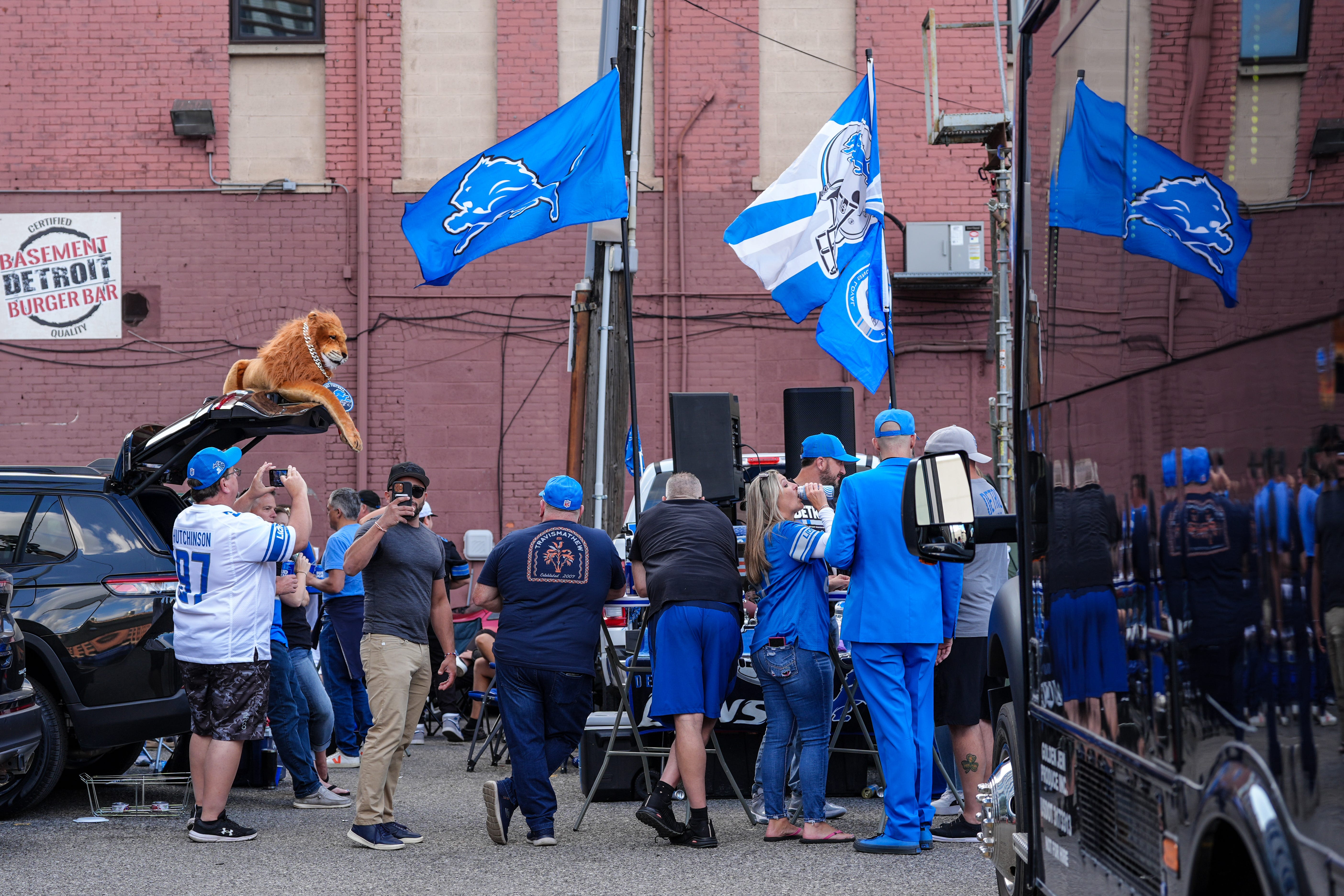 I'm a suburban Detroit Lions fans, and I pick my trash up when I tailgate