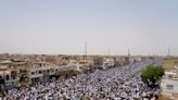 Iraqi cleric shows power as thousands attend mass prayer