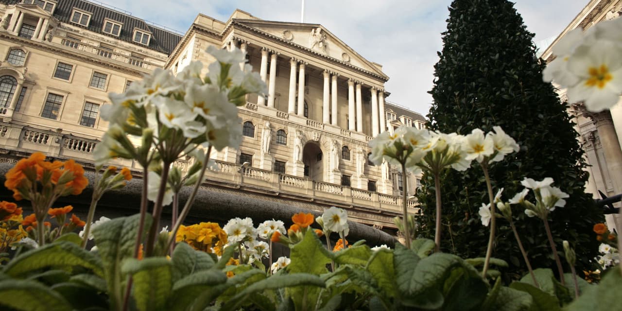 BOE Holds Rates Despite Inflation Falling. Why It’s Playing Fed’s Waiting Game.