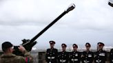 Cañonazos, homenajes y ofrendas inician el adiós a Isabel II