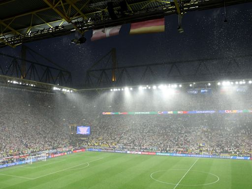 El hombre que trepó al techo del estadio de Dortmund quería hacer fotos, dice la Policía