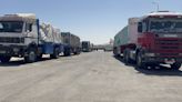 La larga espera de los camioneros a la intemperie para cruzar a Gaza con ayuda humanitaria