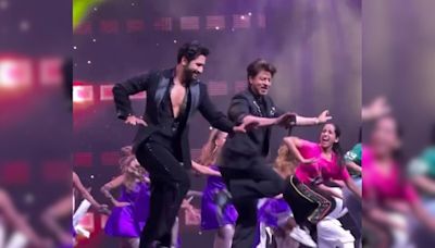 Crazy Viral: Shah Rukh Khan And Vicky Kaushal's Dance On Mere Mehboob Mere Sanam Will Keep You Hooked